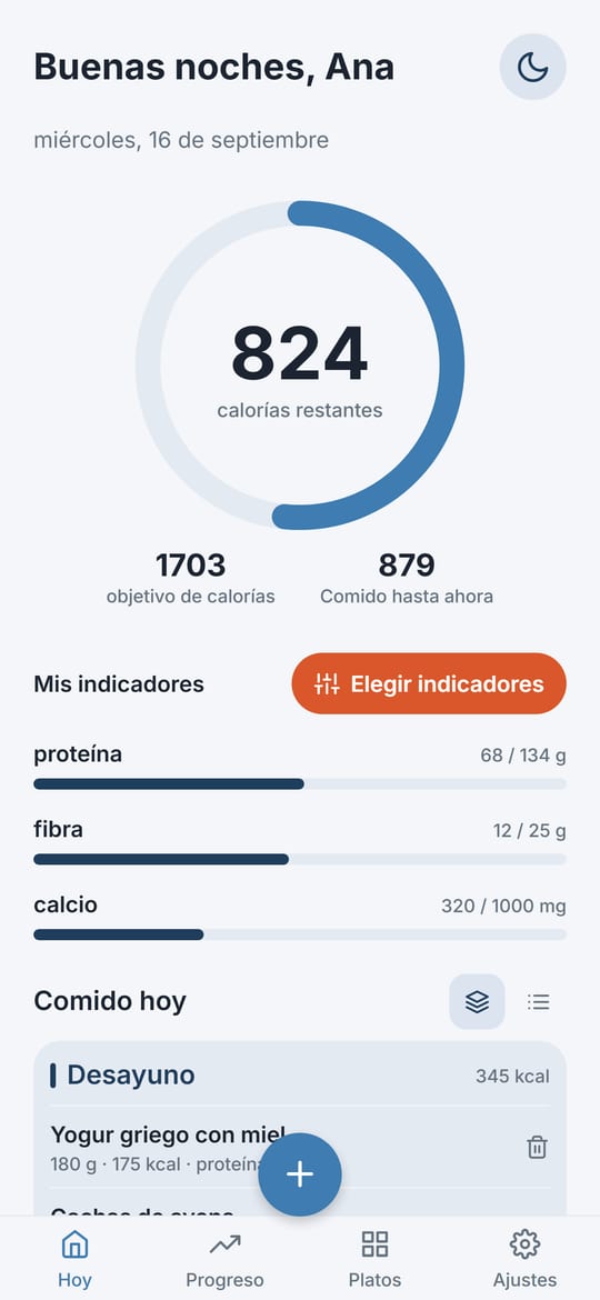 Pantalla Hoy de Balanza: anillo con 824 calorías restantes de un objetivo de 1.703, barras de proteína, fibra y calcio, y el desayuno en el diario