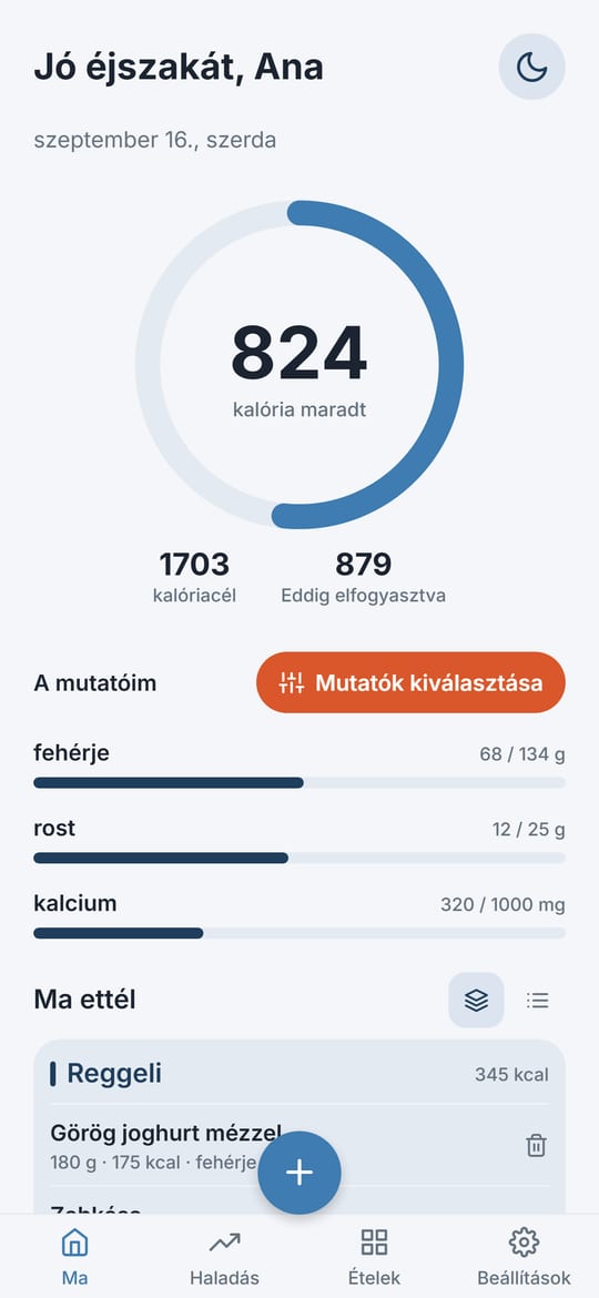 A Balanza Ma képernyője: kalóriagyűrű, 824 kalória maradt az 1703-as kalóriacélból, fehérje-, rost- és kalciumsáv, a naplóban a reggeli