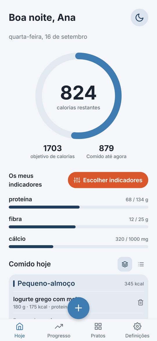 Ecrã Hoje da Balanza: anel com 824 calorias restantes de um objetivo de 1703, barras de proteína, fibra e cálcio e o pequeno-almoço no diário